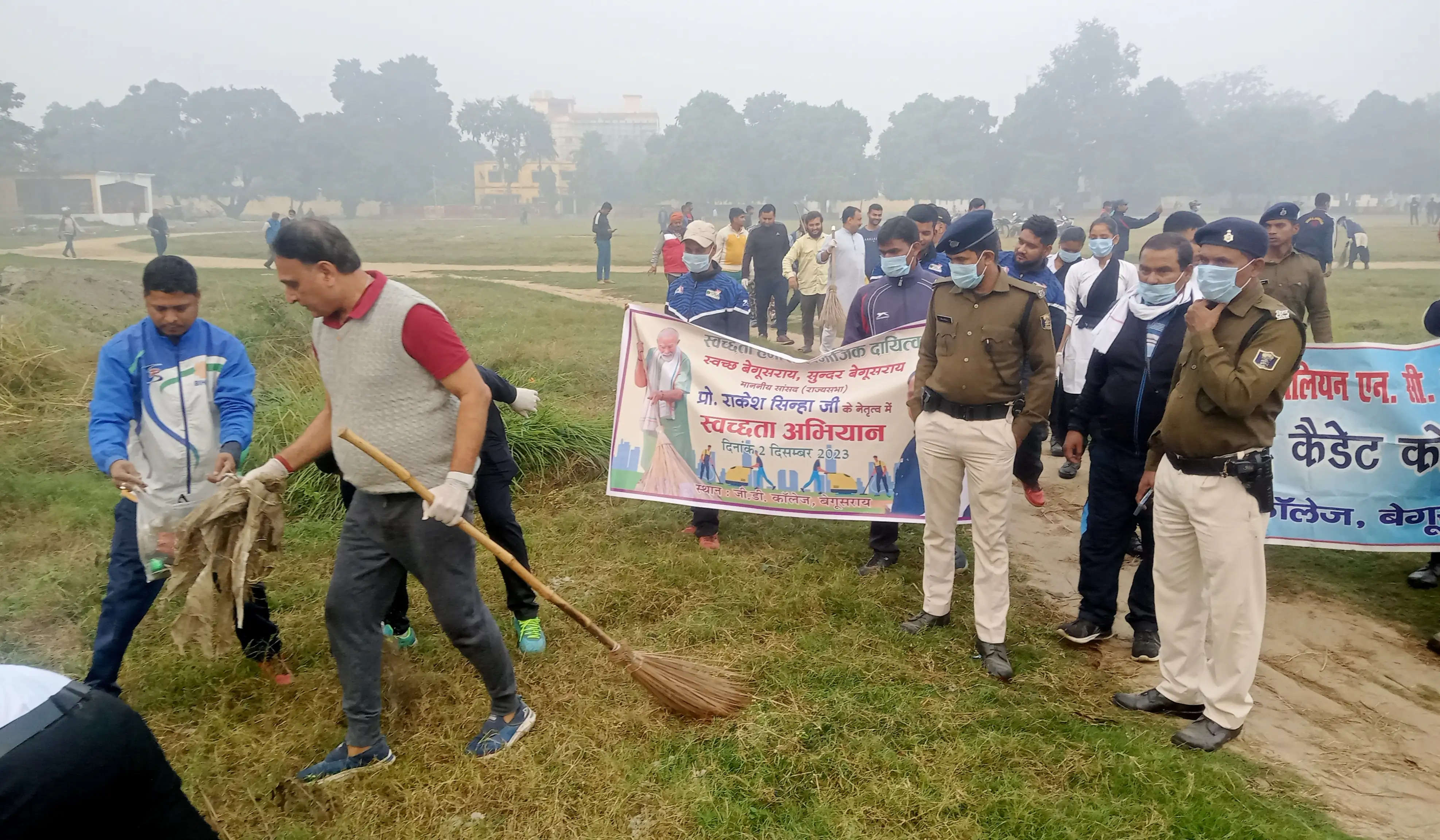 बेगूसराय में कचड़ा चुनते नजर आए सांसद राकेश सिन्हा