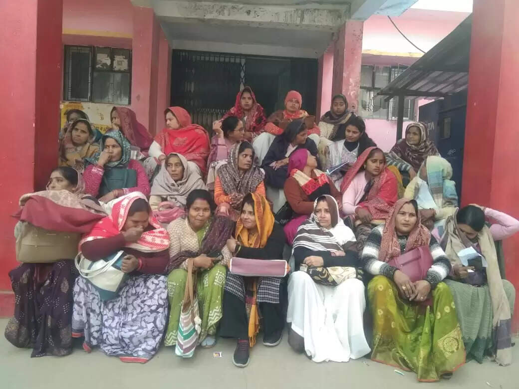 औरैया में आशा और आशा संगिनी की अनिश्चितकालीन हड़ताल शुरु, प्रदर्शन भी किया