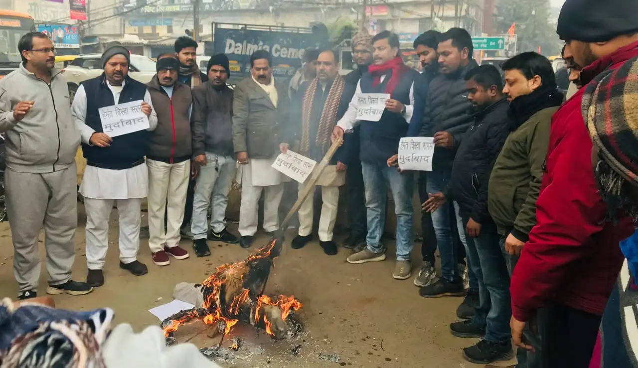 वाराणसीः कांग्रेस के कार्यकर्ताओं ने असम के मुख्यमंत्री का पुतला फूंका