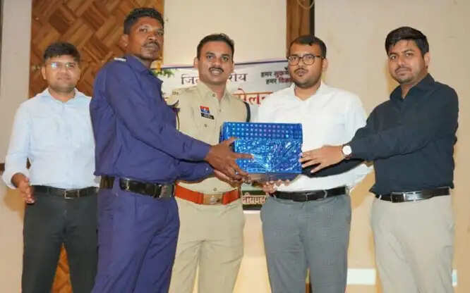 जिलास्तरीय कोटवार सम्मेलन में कोटवार हुए सम्मानित, मिली आवश्यक सामग्री