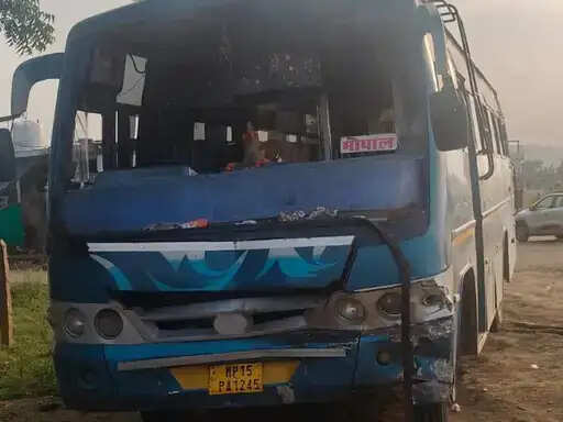 रायसेन में तेज रफ्तार बस ने ऑटो को मारी टक्कर, एक गंभीर घायल