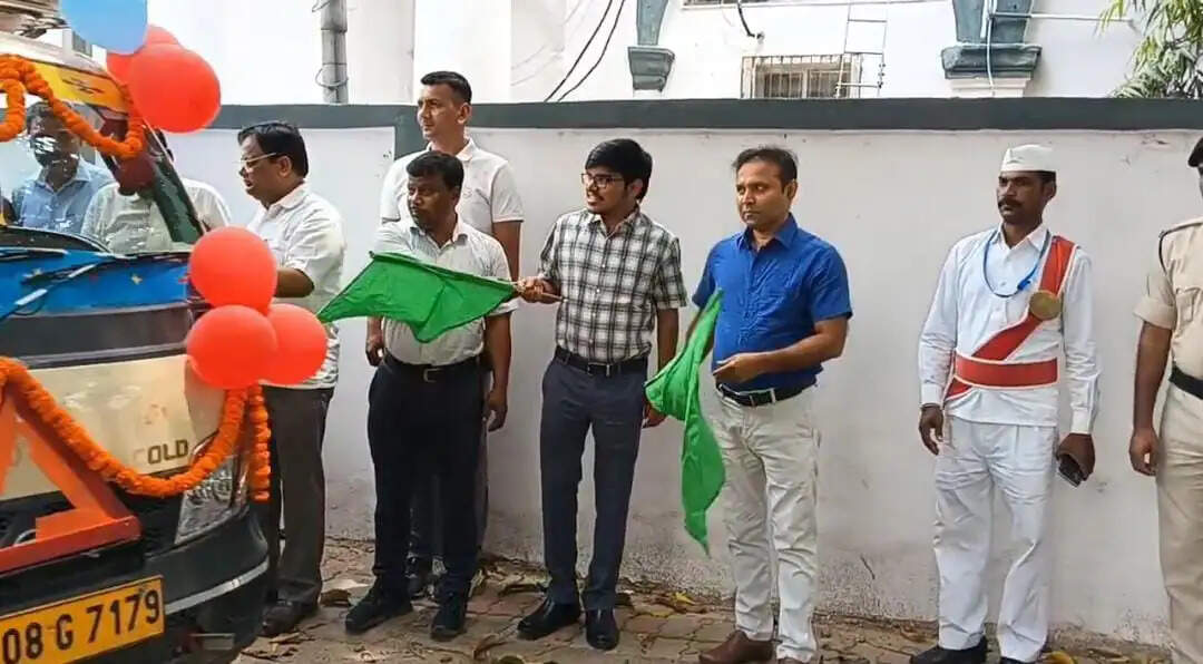 खेलो इंडिया यूथ गेम्स को लेकर जिलाधिकारी ने प्रचार वाहनों को दिखाई हरी झंडी