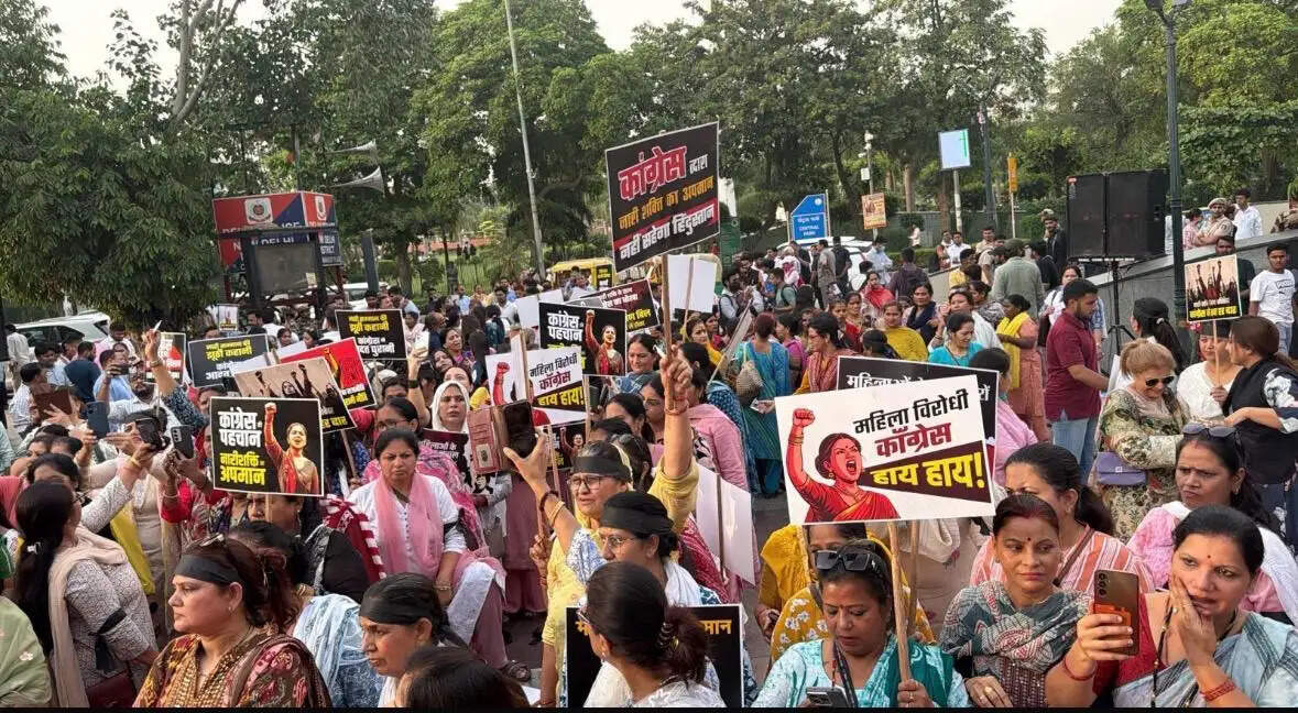 नारी शक्ति वंदन अधिनियम को विपक्षी दलों का समर्थन न मिलने के विरोध में भाजपा ने निकाला मशाल जलूस