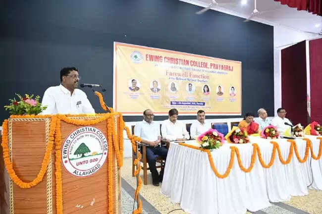 शिक्षक दिवस की पूर्व संध्या पर ईसीसी में सेवानिवृत शिक्षक हुए सम्मानित