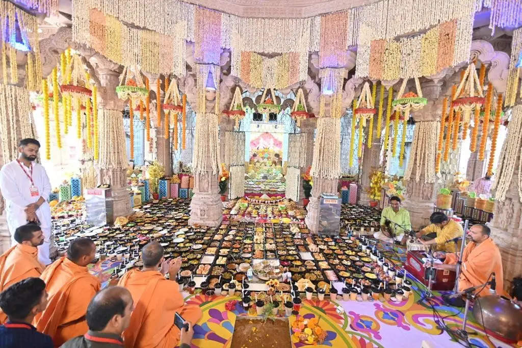 अक्षरधाम मंदिर जयपुर में ठाकुरजी को लगा 801 व्यंजनों का भोग