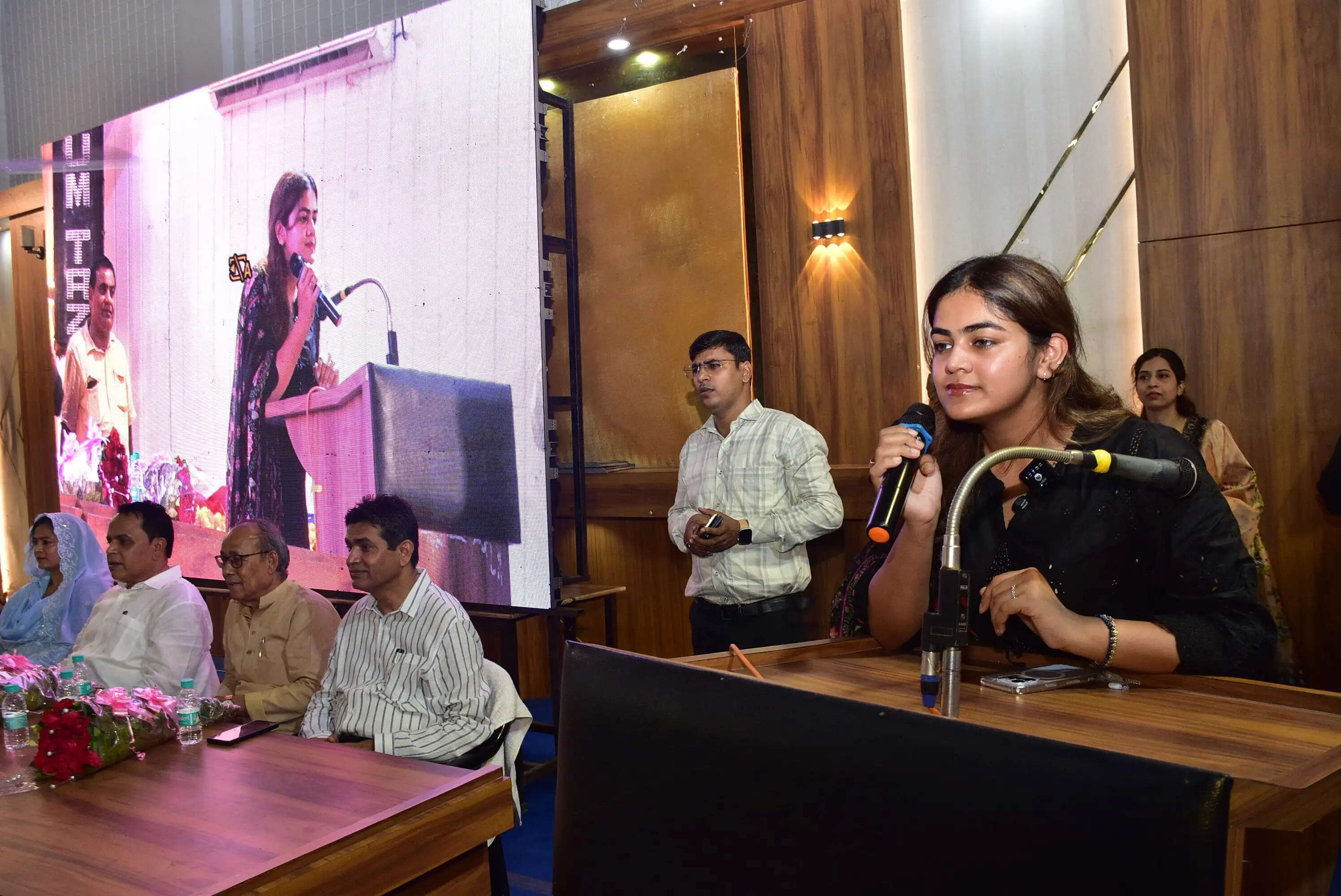 जौनपुर : बेटियों के सपनों को मिली उड़ान, पायलट जारा फारूकी ने छात्राओं से साझा किए अनुभव