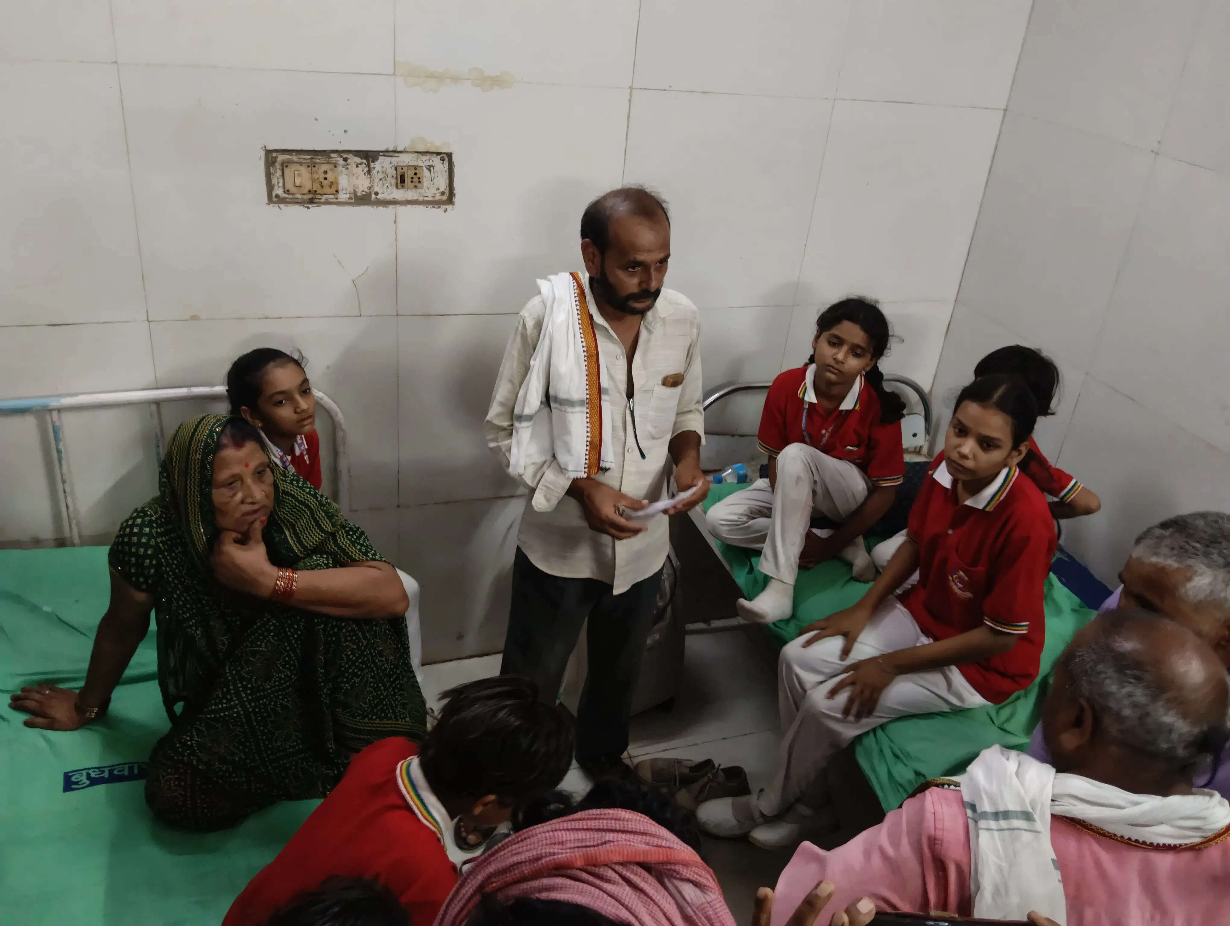 जाैनपुर: बेकाबू स्कूल वैन खाई में पलटी, शिक्षिका समेत 12 से अधिक बच्चे घायल