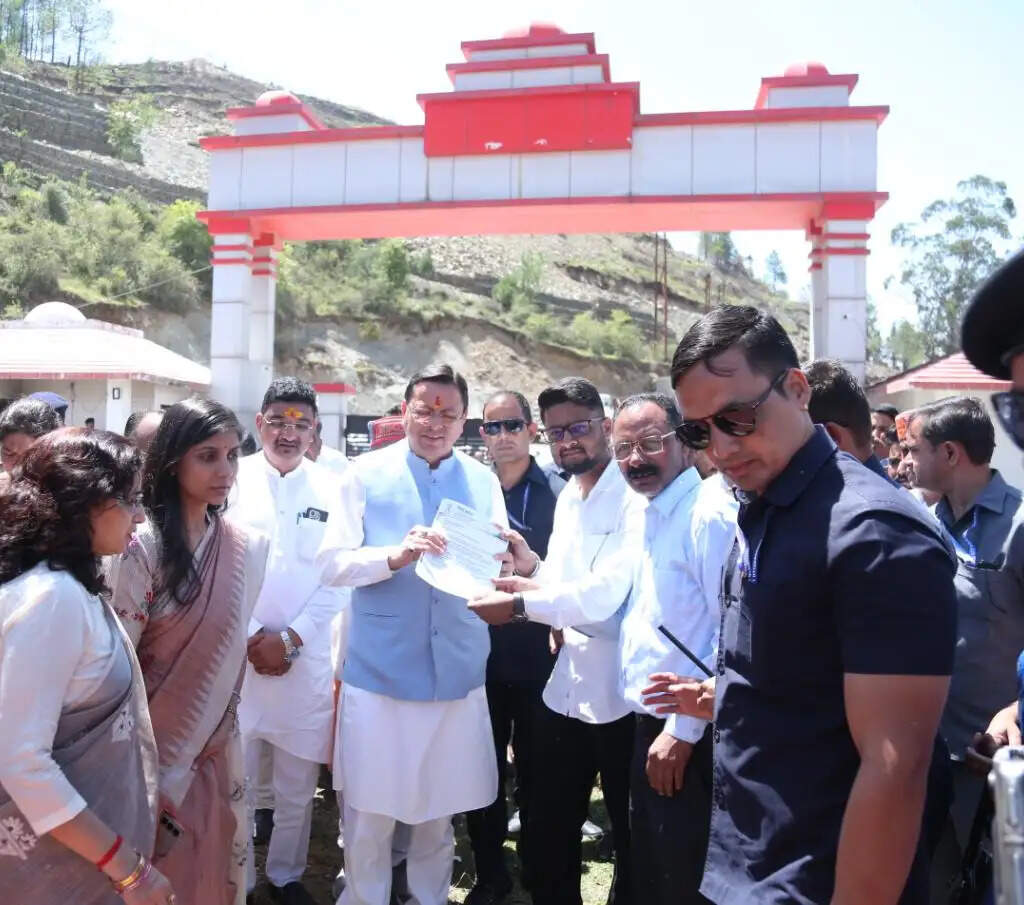 पौड़ी पहुंचे सीएम को विभिन्न संगठनों ने सौंपे ज्ञापन