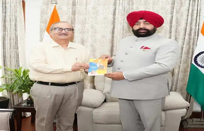 राज्यपाल से त्रिवेंद्र सिंह रावत और प्रो. गोविंद सिंह ने की भेंट, ग्रामीण अर्थव्यवस्था और स्थानीय संसाधनों के उपयोग पर चर्चा