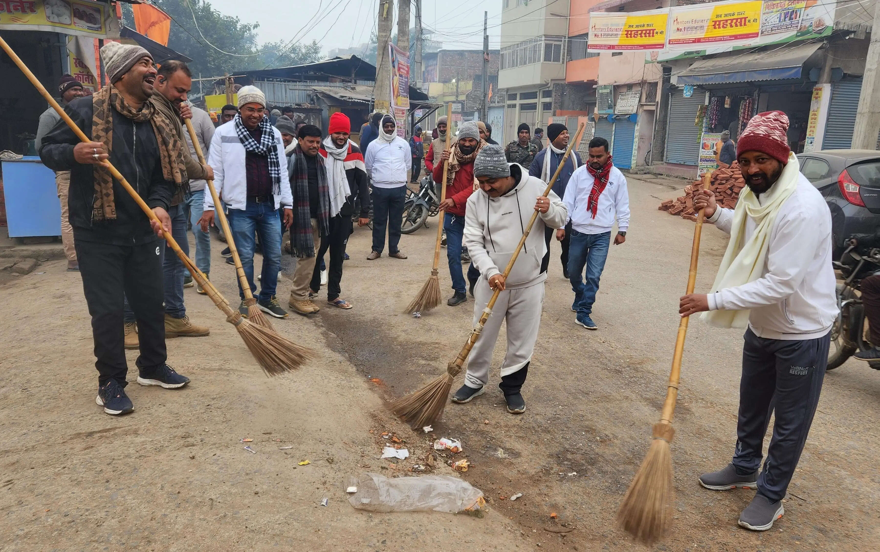 प्रधानमंत्री के आह्वान पर विधायक ने मिथिलांचल दुर्गा मंदिर की साफ-सफाई की