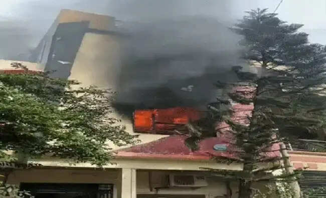 इंदौर: सुदामा नगर के मकान में लगी भीषण आग, बैटरियों की पैकिंग का चल रहा था काम