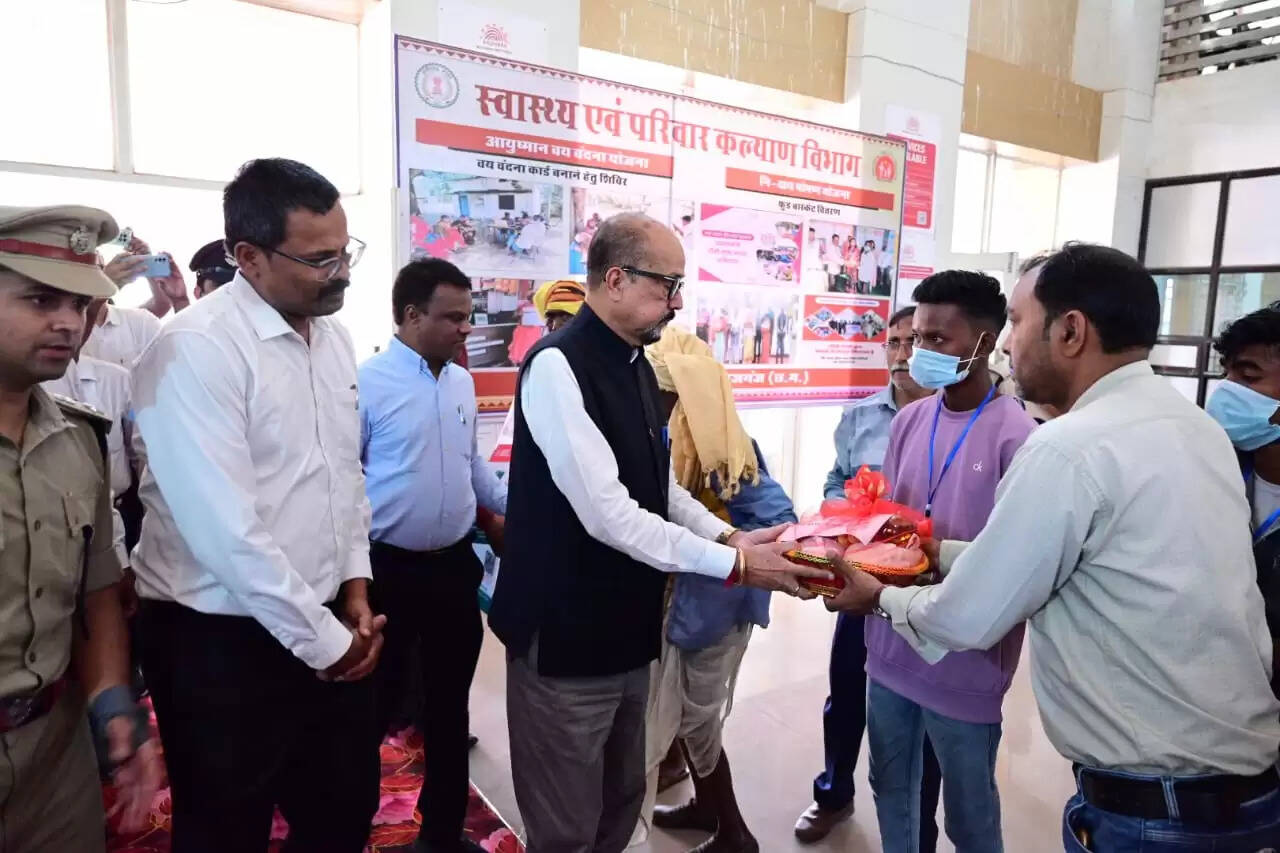 बलरामपुर : राज्यपाल रमेन डेका ने विभिन्न शासकीय योजनाओं के तहत हितग्राहियों को प्रदान की सामग्री