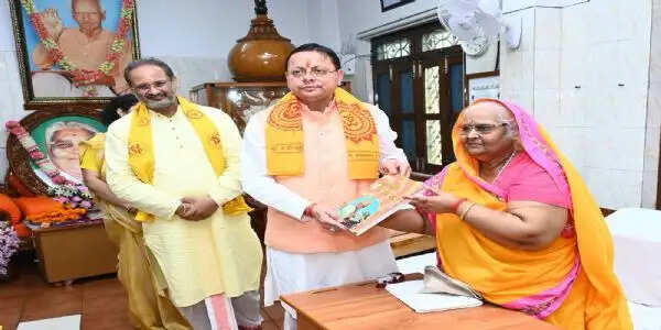 मुख्यमंत्री धामी ने मंगल आरती में की सहभागिता, शैलदीदी से लिया आशीर्वाद