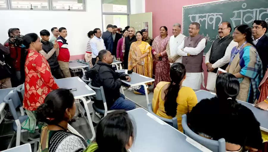 बच्चों में सीखने की ललक बढ़ाने के लिये शिक्षक प्राप्त करते रहें नई-नई जानकारी : केन्द्रीय शिक्षा मंत्री