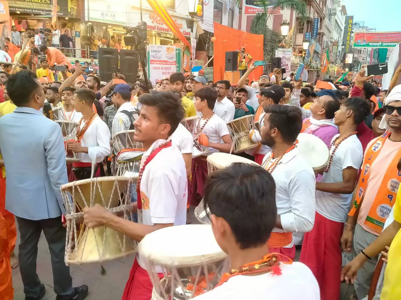 (अपडेट) वाराणसी में प्रधानमंत्री मोदी के रोड शो में टूटी मजहब की दीवार, मुस्लिम महिलाओं ने की पुष्पवर्षा