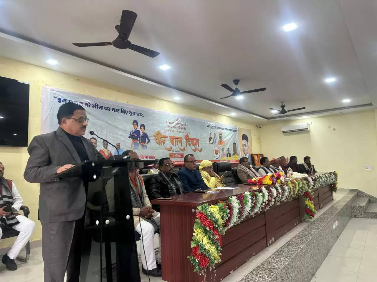 वीर शाहजादों का बलिदान अविस्मरणीय : डॉ राधा मोहन दास अग्रवाल