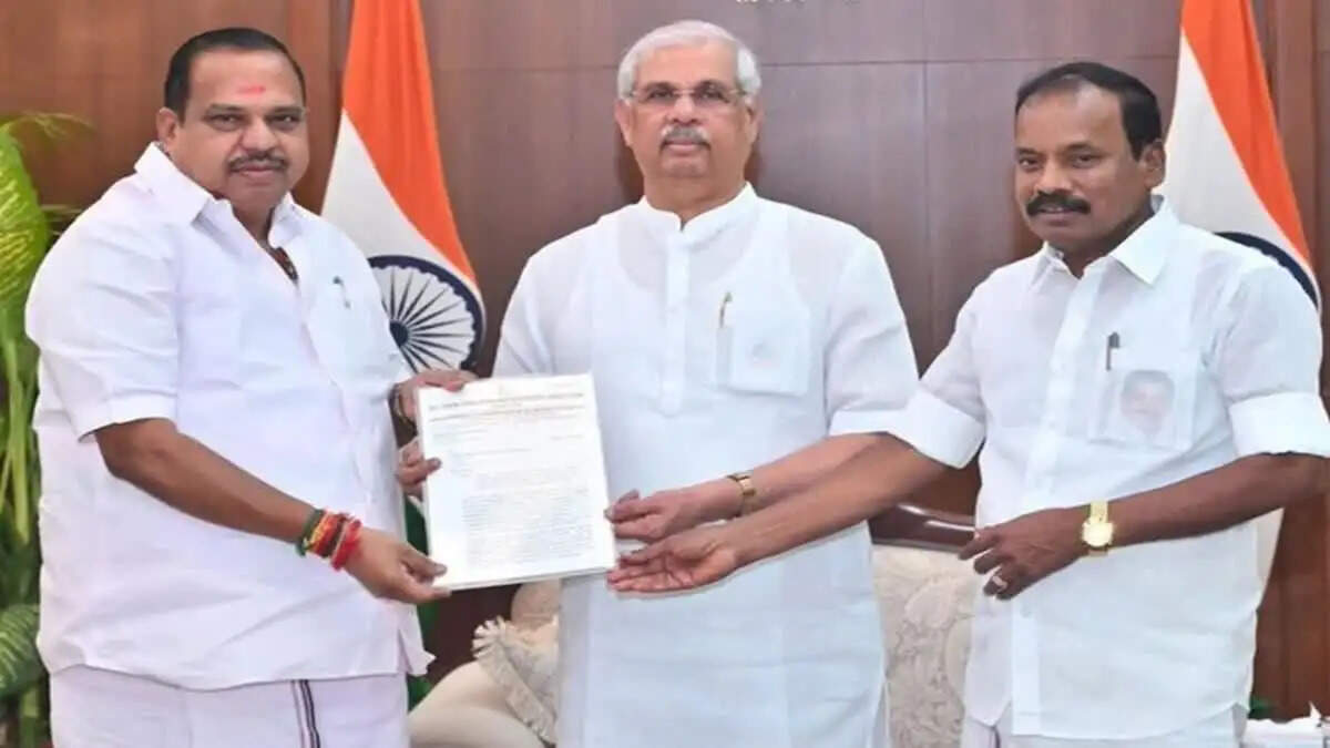 विधायकों की कथित खरीद-फरोख्त पर अन्नाद्रमुक ने राज्यपाल से की सीबीआई जांच की मांग