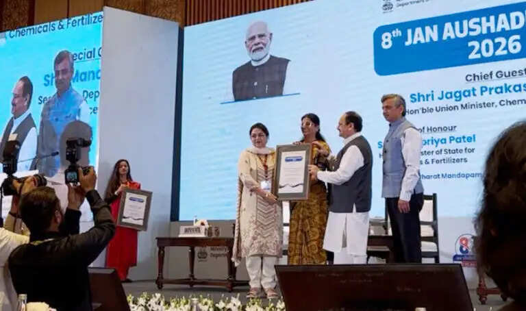 केंद्रीय स्वास्थ्य मंत्री जे.पी.नड्डा ने अनुकरणीय सेवाओं के लिए जीएमसी अनंतनाग की प्रिंसिपल प्रोफेसर डॉ. रुखसाना नजीब को किया सम्मानित