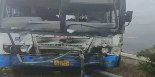 घने कोहरे में रोडवेज बस व पिकअप की भिड़ंत, 25 यात्री घायल