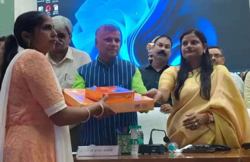 सरकार महिलाओं के सर्वांगीण विकास व सुरक्षा के लिए संचालित कर रही है जनकल्याणकारी योजनाएं : धर्मवीर प्रजापति