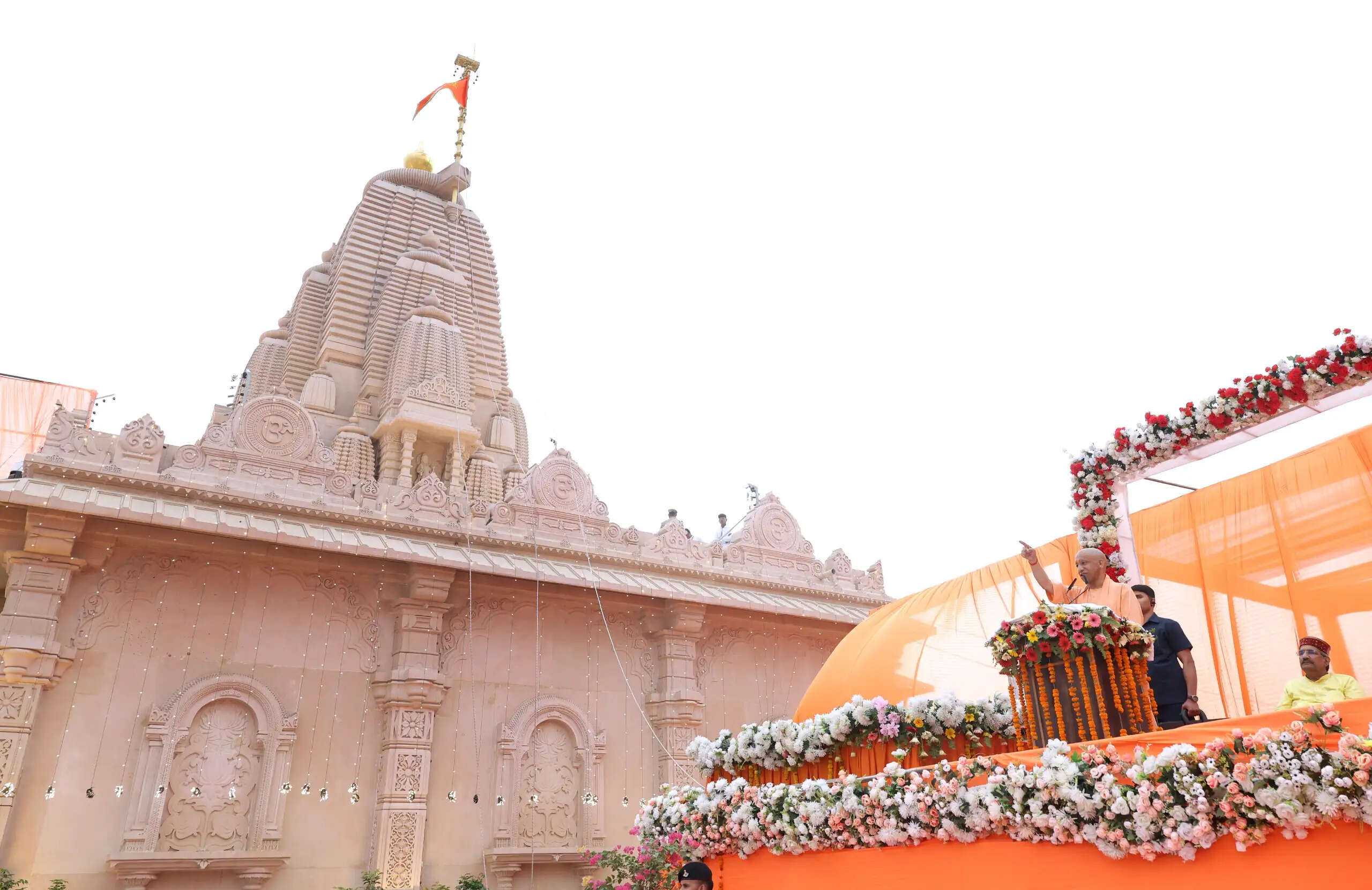 श्रीराम जन्मभूमि मंदिर परिसर में शिव मंदिर के शिखर पर मुख्यमंत्री योगी ने किया ध्वजारोहण