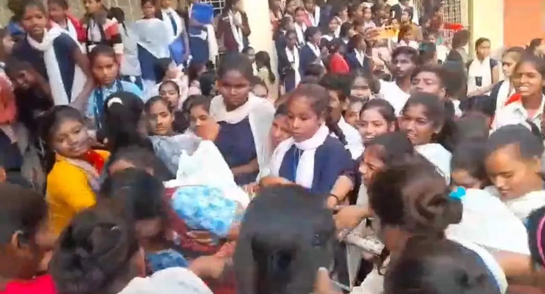 मैट्रिक परीक्षा का एडमिट कार्ड नहीं मिलने से छात्र छात्राओं ने जमकर काटा बवाल