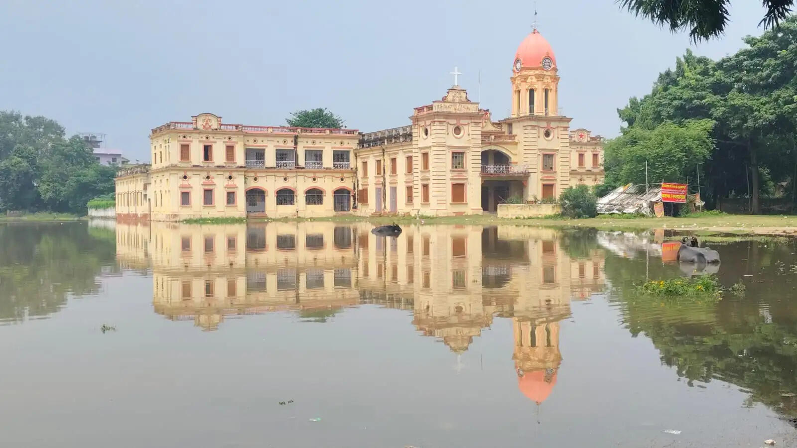 ग्रामीण इलाकों में भीषण कटाव के बाद अब शहरी क्षेत्रों में घुसा बाढ़ का पानी