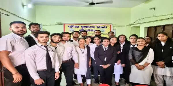 पंडित पूर्णानंद तिवारी लॉ कॉलेज के छात्र-छात्राओं ने ग्रामीणों को दी विधिक जानकारी