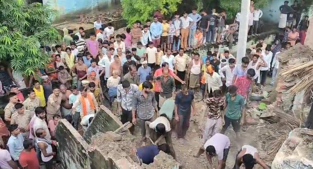 कानपुर में बारिश का कहर : कच्चा मकान ढहने से पिता समेत तीन बेटियाें की मलबे में दब कर मौत, एक बेटी अस्पताल में