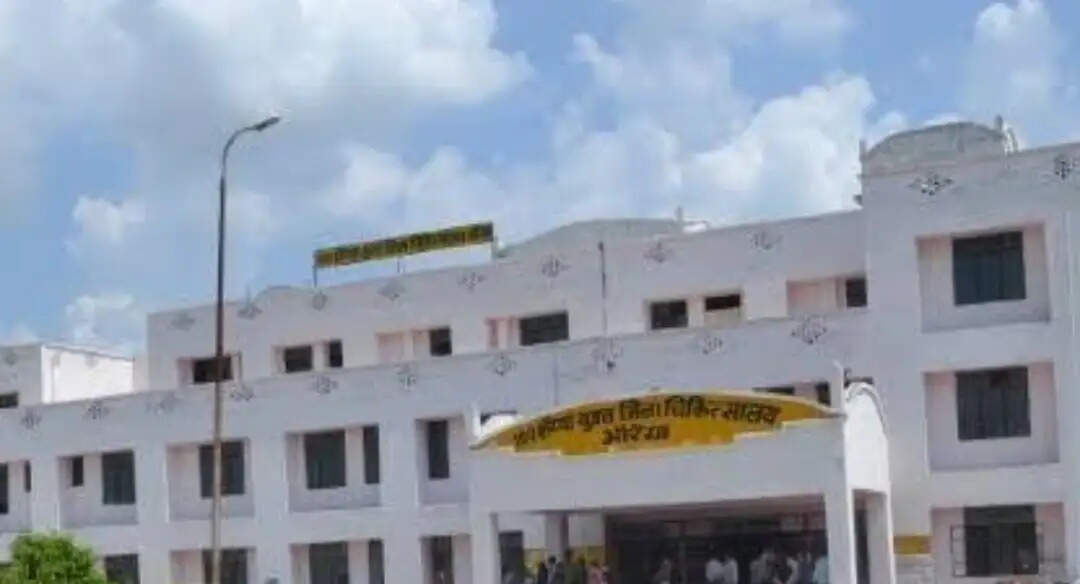 मालगाड़ी की चपेट में आया युवक, हालत गंभीर