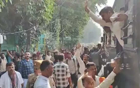 ब्रजेश पाठक के आवास पर 102 व 108 एम्बुलेंस कर्मियों ने प्रदर्शन किया