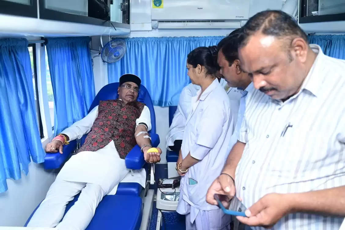 मप्रः प्रधानमंत्री मोदी के जन्म-दिवस पर मंत्री सारंग ने किया रक्तदान