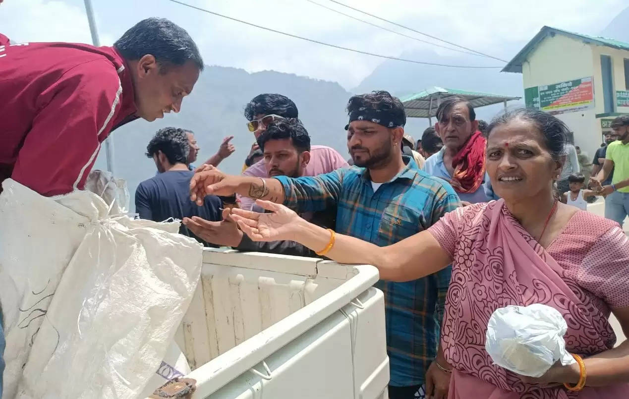 चार दिन बाद पैदल आवाजाही के लिए खुला बदरीनाथ हाइवे, फंसे यात्रियों ने ली राहत की सांस