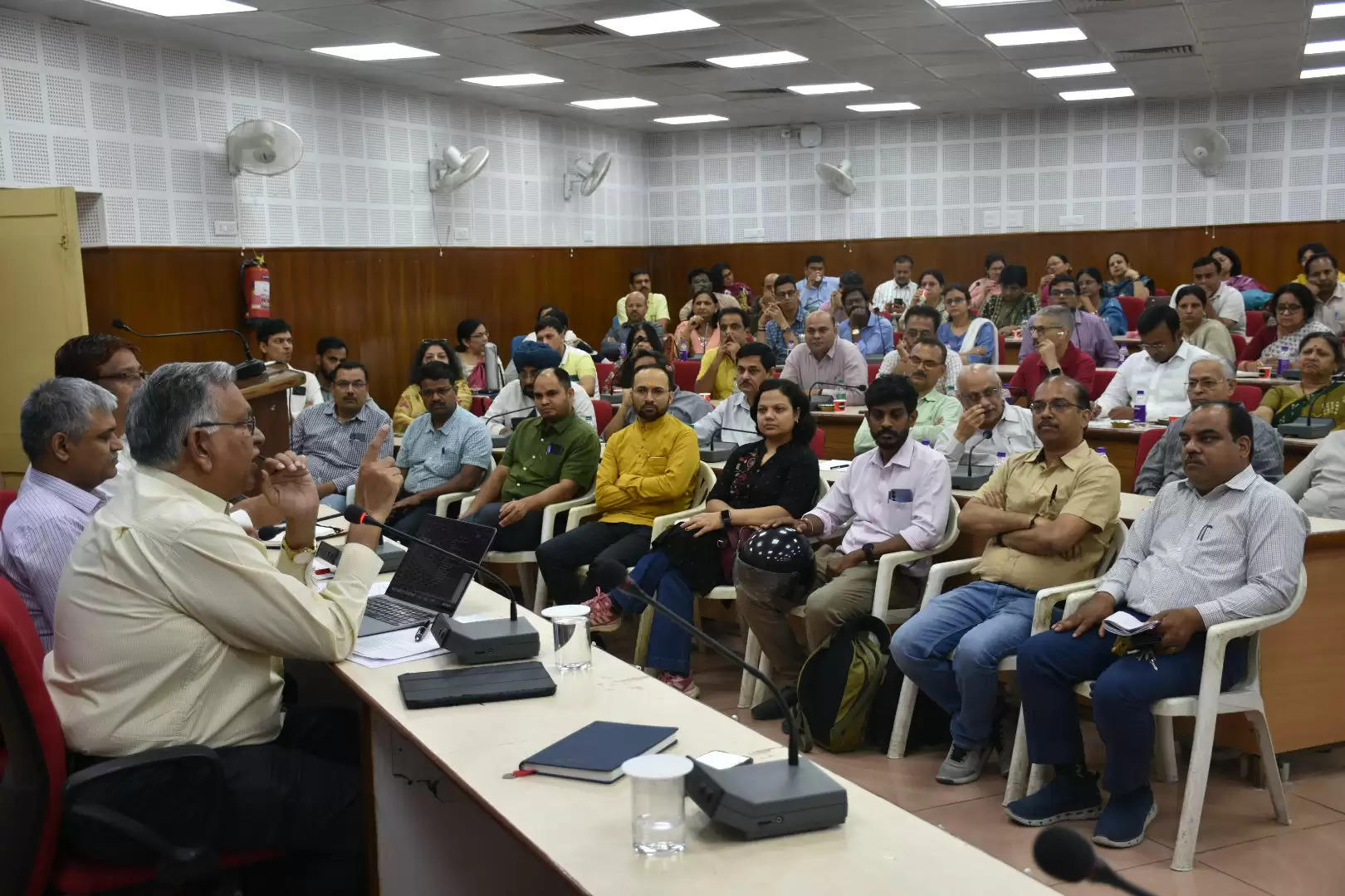 बीएचयू के छात्रावासों में जीवंत व सकारात्मक वातावरण बनाने के लिए प्रयास : कुलपति