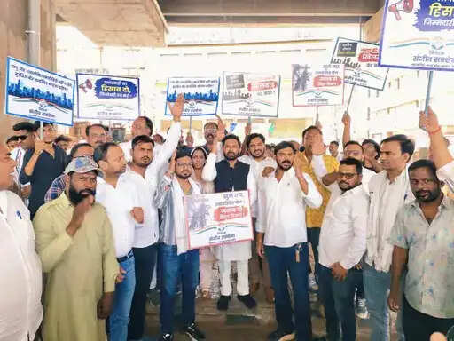 भोपाल में भाजपा नेता&nbsp;की मौत पर कांग्रेस का प्रदर्शन, दोषियों पर कार्रवाई की मांग