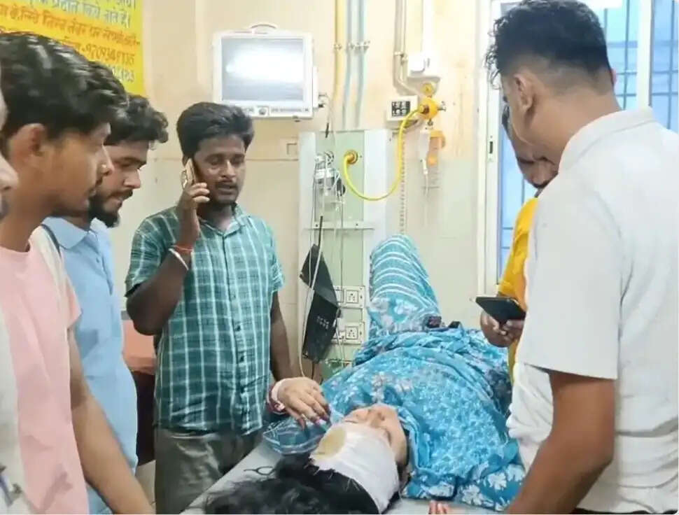 तेज रफ्तार स्कॉर्पियो अनियंत्रित होकर पलटी, एक ही परिवार के चार गंभीर रूप से घायल,सभी रेफर