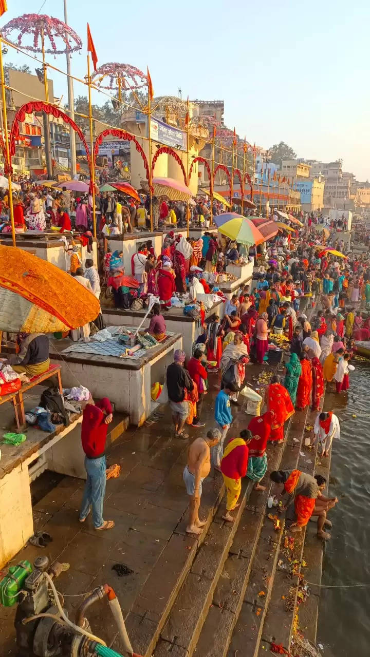 मौनी अमावस्या पर वाराणसी में लाखों श्रद्धालुओं ने लगाई गंगा में पुण्य की डुबकी, किया दान पुण्य