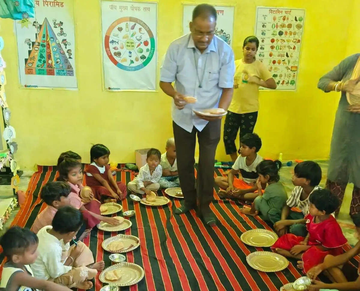 जन्मदिन पर बच्चों के साथ साझा की खुशियां, आंगनबाड़ी केंद्र में कराया न्योता भोज