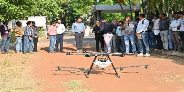 ड्रोन से बदलेगी खेती की तस्वीर, धमतरी में हाईटेक कृषि की शुरुआत