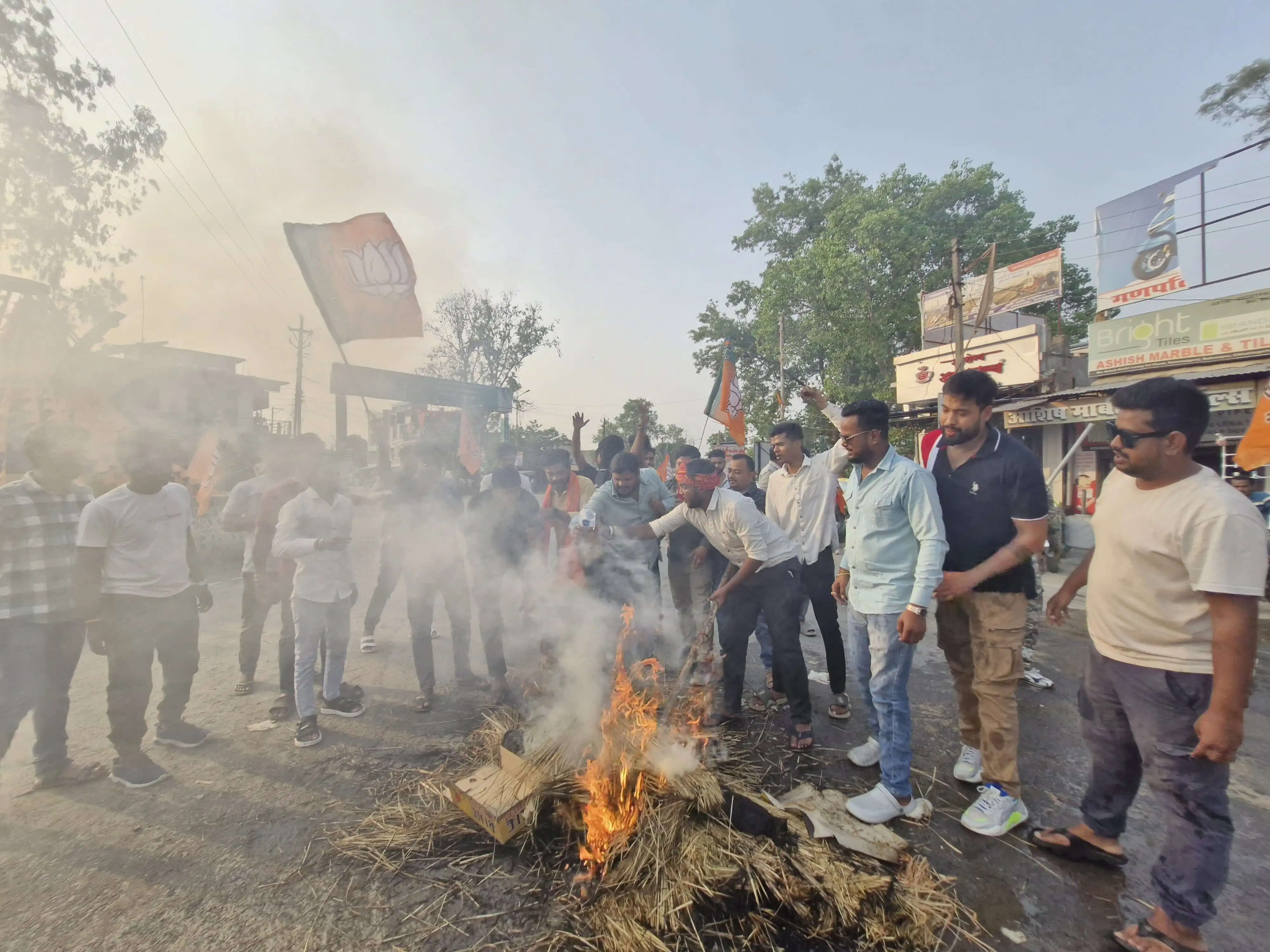 नेशनल हेराल्ड मामले को लेकर बलरामपुर जिले में भाजयुमो ने फूंका राहुल और सोनिया का पुतला