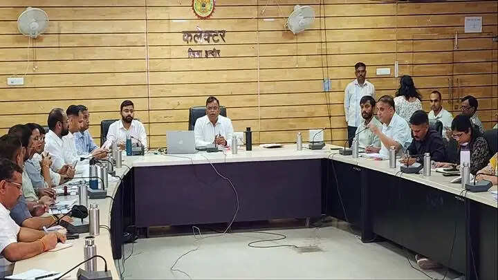इंदौरः कलेक्टर ने की जनकल्याणकारी योजनाओं, यातायात सुधार एवं सीएम हेल्पलाइन प्रकरणों की समीक्षा