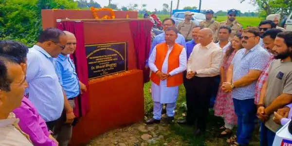 नगरी में दो सड़कों के मैकडमाइजेशन का शुभारंभ