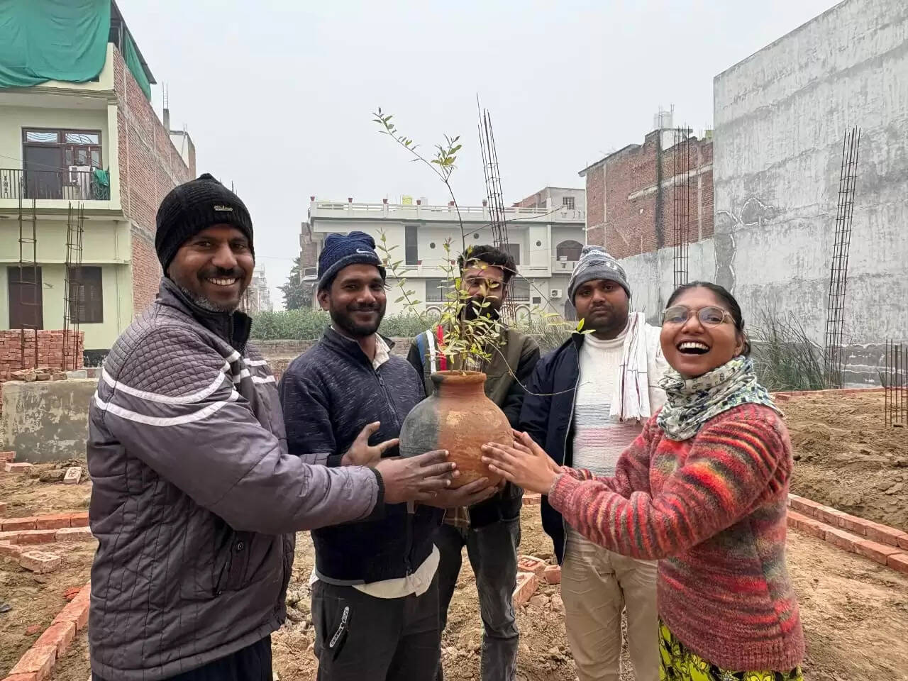 घड़ा सहित पौधे का दान, री-यूज का अनूठा उदाहरण
