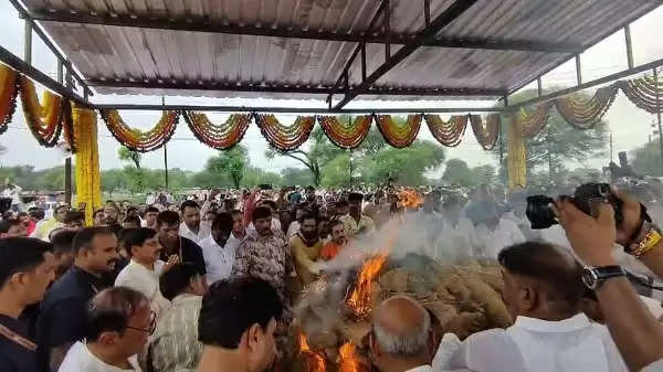 पंचतत्‍व में विलीन हुए मुख्‍यमंत्री के पिता पूनमचंद यादव, शिप्रा तट पर हुआ अंतिम संस्कार