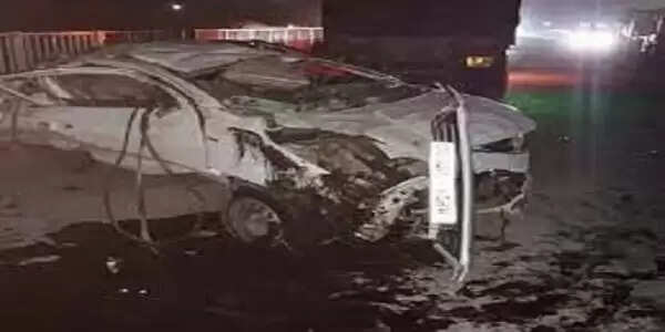 सतना: मैहर में नेशनल हाइवे 39 पर सड़क किनारे खड़े ट्रक में घुसी कार, तीन लाेगों की मौत