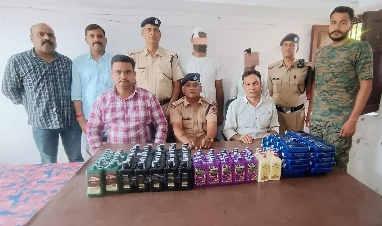 वैशाली एक्सप्रेस में शराब तस्करी का भंडाफोड़, 25.56 लीटर विदेशी शराब के साथ दो गिरफ्तार