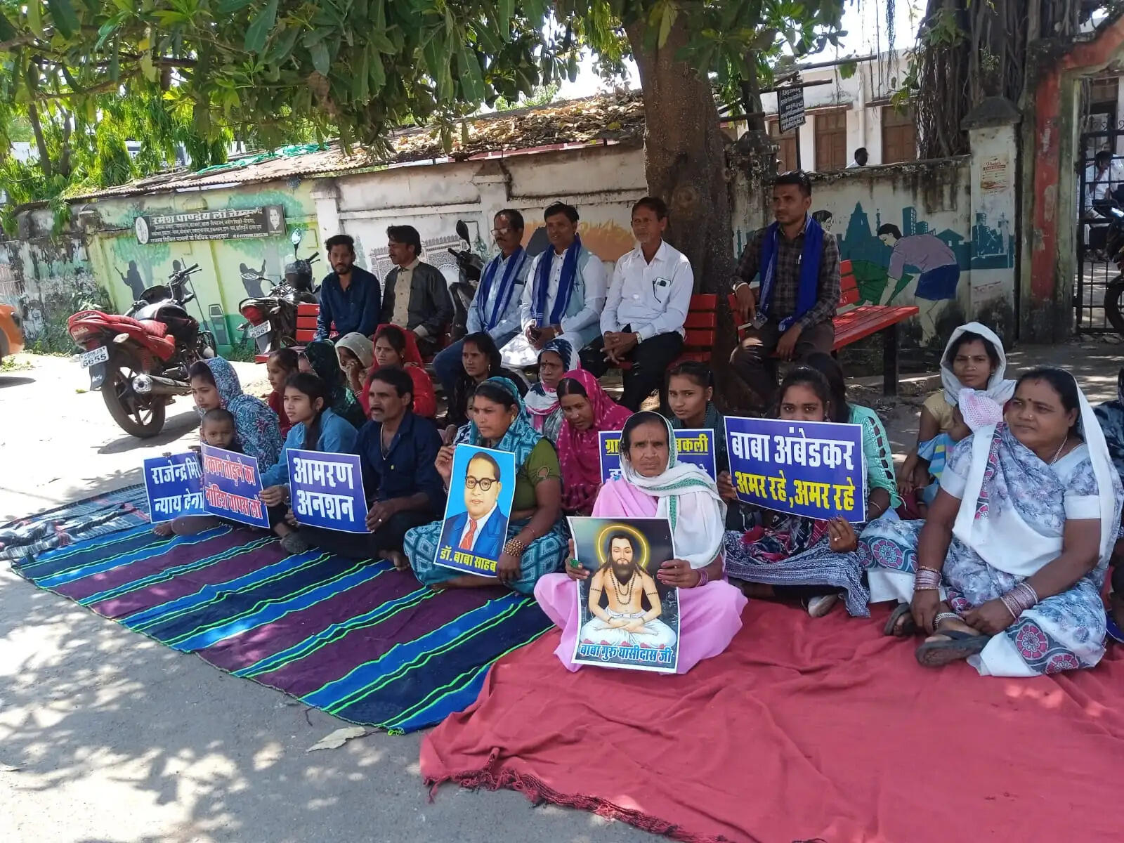 बेदखली नोटिस से आक्रोशित परिवार का आमरण अनशन