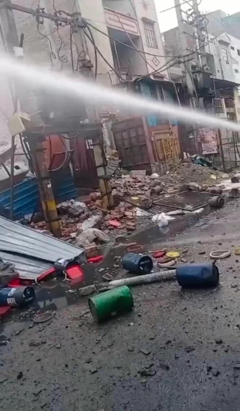 दिल्ली के बवाना औद्योगिक क्षेत्र में आग से प्लास्टिक फैक्टरी धू-धूकर जली, विस्फोट