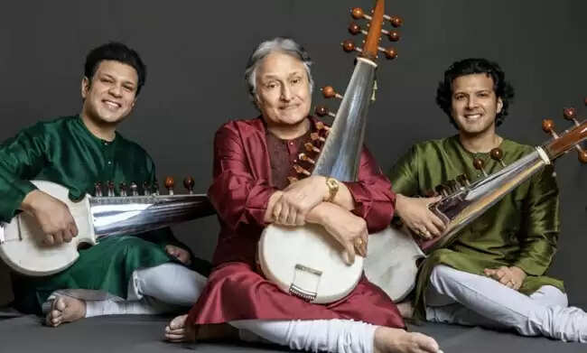 तानसेन समारोहः उस्ताद अमजद अली ने दोनों बेटों अमान और अयान के साथ लय-ताल और सुरों से बांधा समां