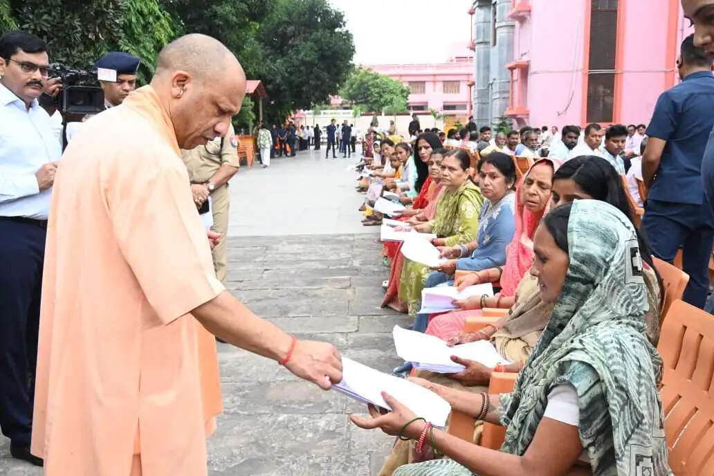 हर जरूरतमंद का आयुष्मान कार्ड बनाया जाए: सीएम योगी